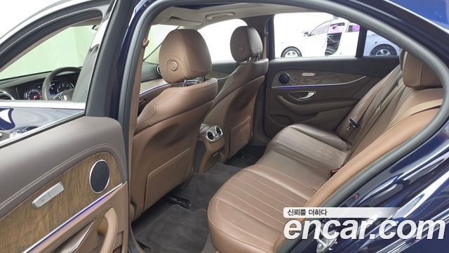 Mercedes-Benz E-Class 2018 — photo 16