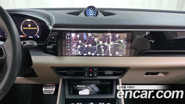 Porsche Macan 2025 — photo 17