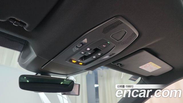 Porsche Macan 2025 — photo 24