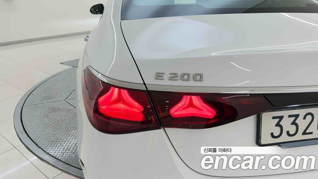 Mercedes-Benz E-Class 2026 — photo 11