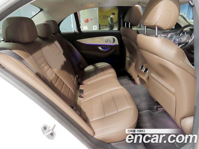 Mercedes-Benz E-Class 2020 — photo 11