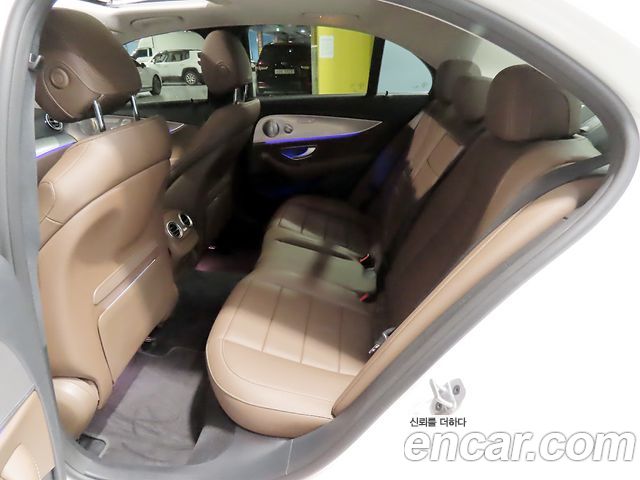 Mercedes-Benz E-Class 2020 — photo 13