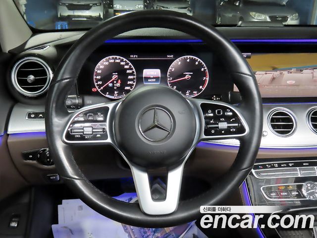 Mercedes-Benz E-Class 2020 — photo 15