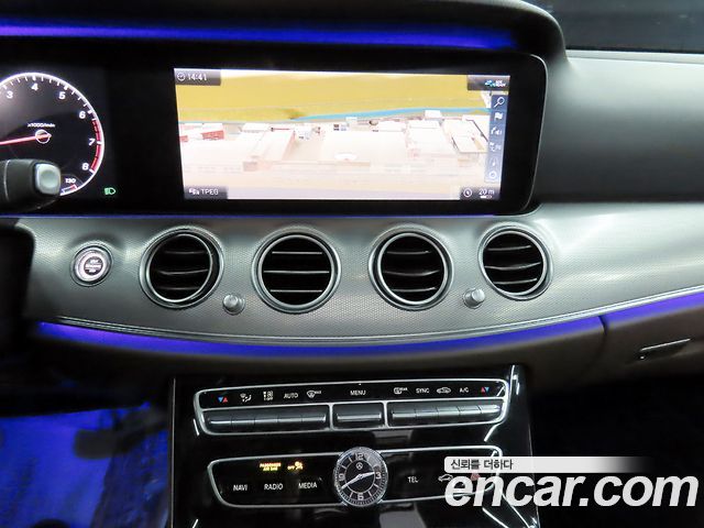 Mercedes-Benz E-Class 2020 — photo 16
