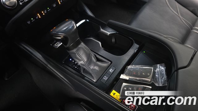 Lexus ES 2023 — photo 12