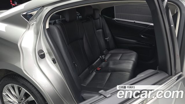 Lexus ES 2023 — photo 18