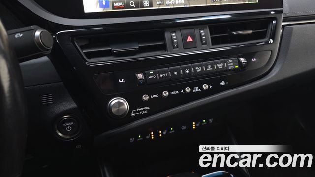 Lexus ES 2023 — photo 23