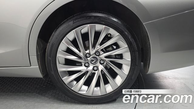 Lexus ES 2023 — photo 7