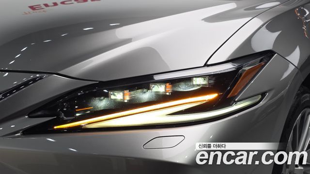 Lexus ES 2023 — photo 8