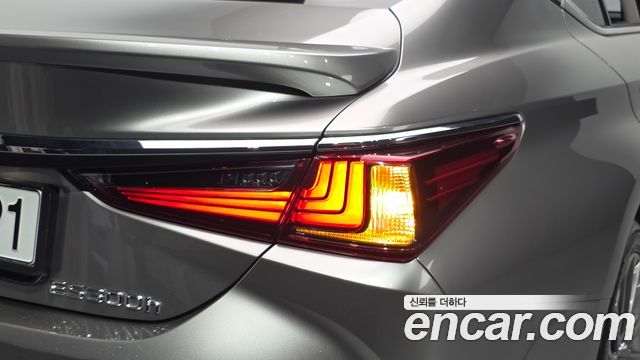 Lexus ES 2023 — photo 9