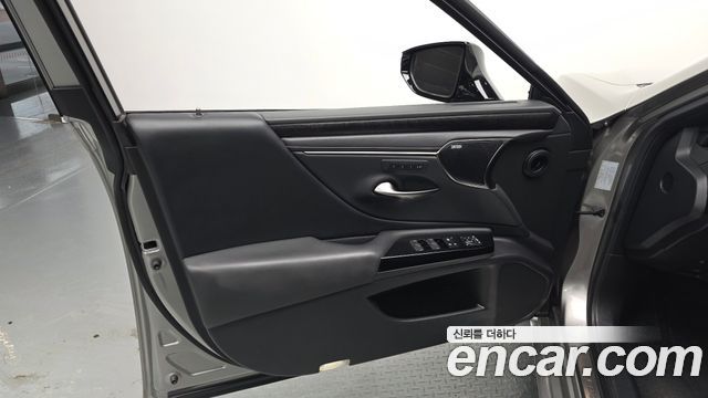 Lexus ES 2023 — photo 14