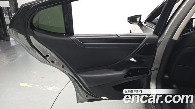 Lexus ES 2023 — photo 15