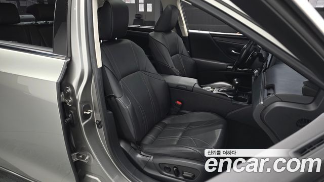Lexus ES 2023 — photo 16
