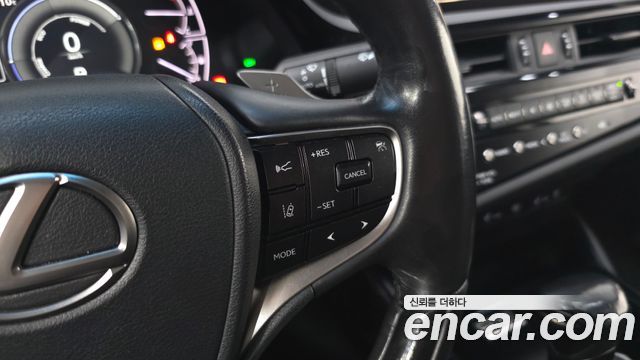 Lexus ES 2023 — photo 28