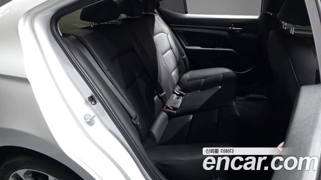 Hyundai AVANTE 2018 — photo 11