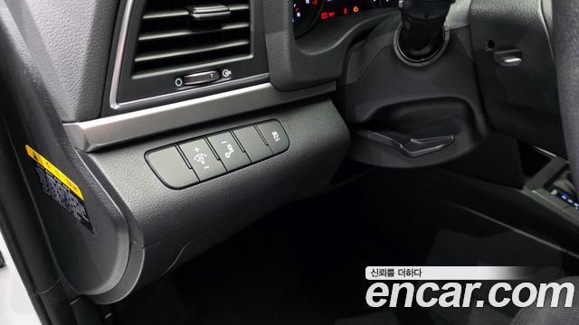 Hyundai AVANTE 2018 — photo 18