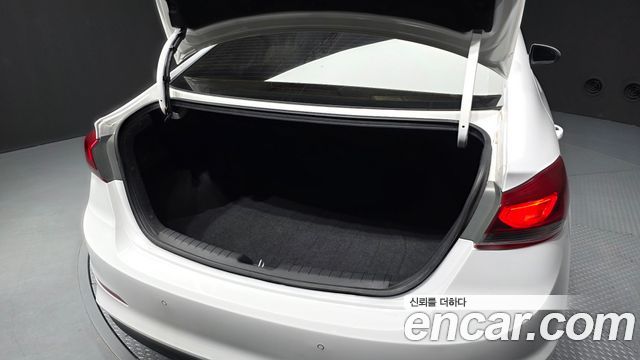 Hyundai AVANTE 2018 — photo 20