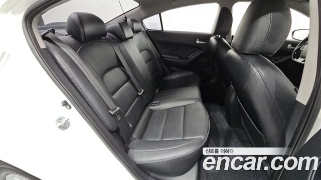 Kia K3 2016 — photo 17