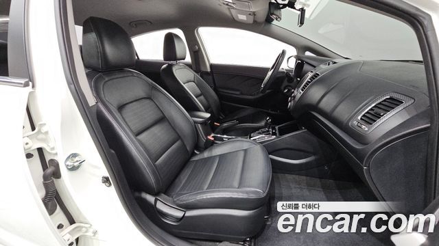 Kia K3 2016 — photo 18