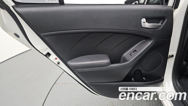 Kia K3 2016 — photo 15