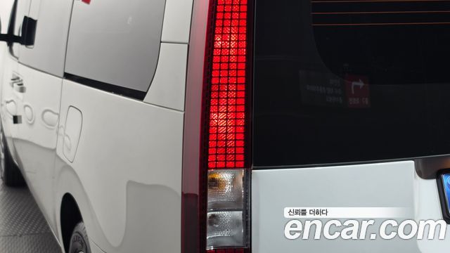Hyundai Staria 2025 — photo 9