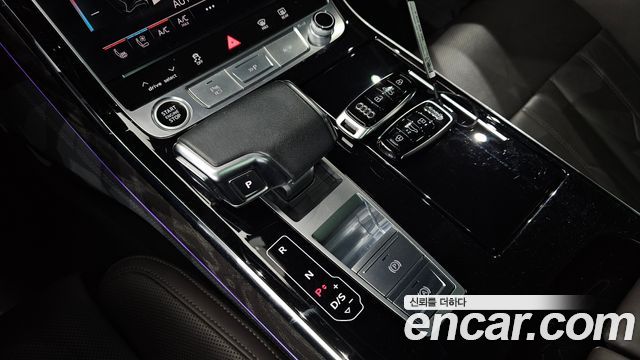 Audi A8 2023 — photo 12