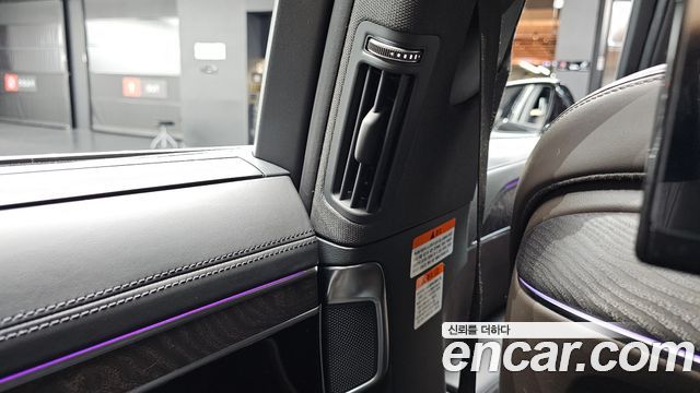 Audi A8 2023 — photo 38