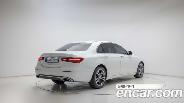 Mercedes-Benz E-Class 2023 — photo 2