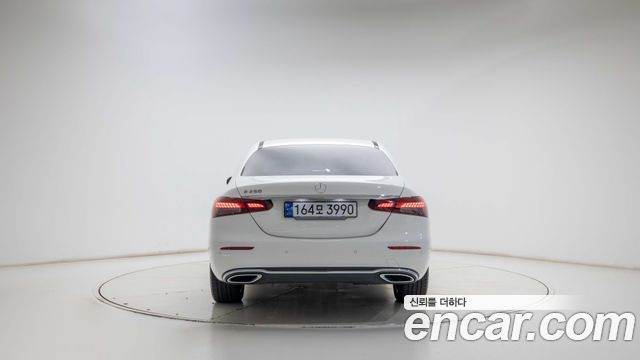Mercedes-Benz E-Class 2023 — photo 4