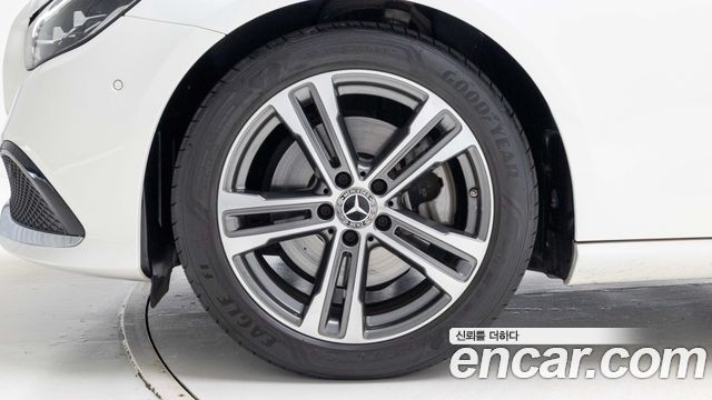 Mercedes-Benz E-Class 2023 — photo 5