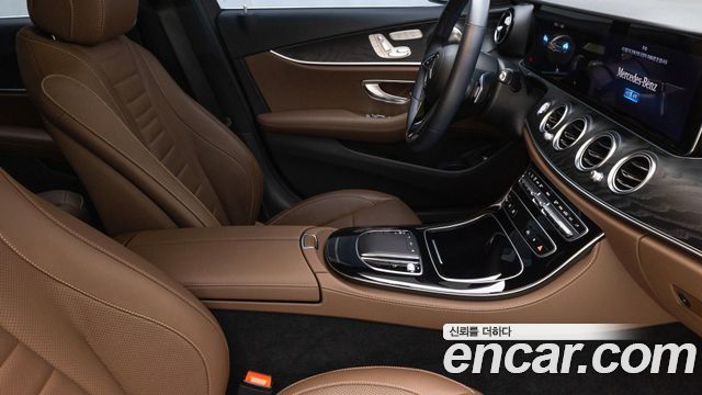 Mercedes-Benz E-Class 2023 — photo 9