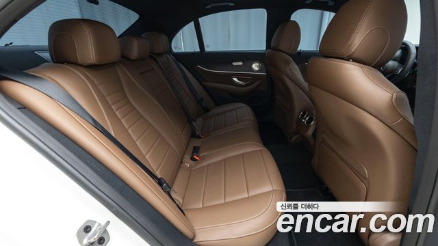 Mercedes-Benz E-Class 2023 — photo 10