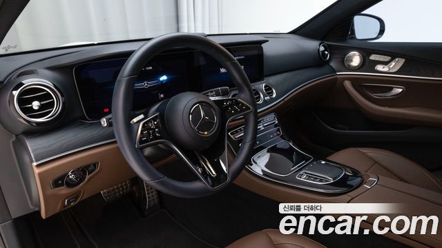Mercedes-Benz E-Class 2023 — photo 13