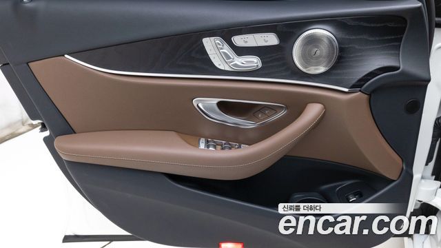 Mercedes-Benz E-Class 2023 — photo 15