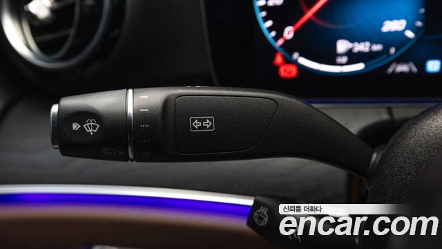Mercedes-Benz E-Class 2023 — photo 18