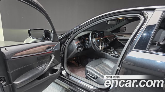 BMW 5-Series 2017 — photo 10