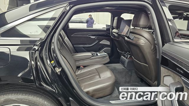 Audi A8 2021 — photo 17
