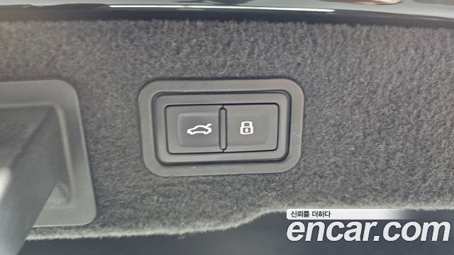 Audi A8 2021 — photo 24