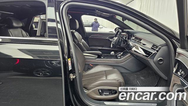 Audi A8 2021 — photo 16
