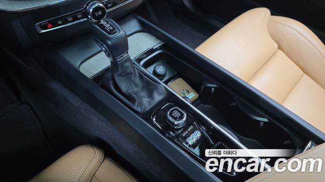 Volvo XC60 2019 — photo 9