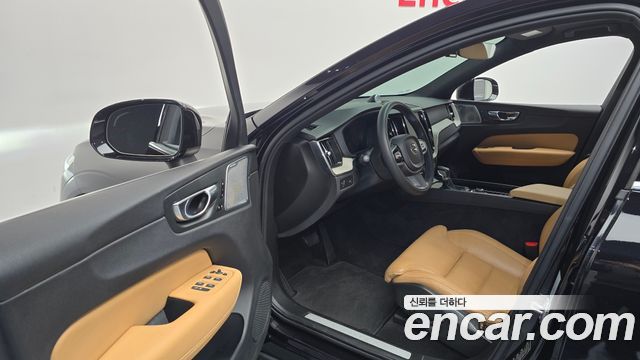 Volvo XC60 2019 — photo 10