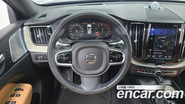 Volvo XC60 2019 — photo 13