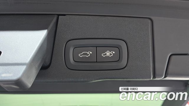 Volvo XC60 2019 — photo 16