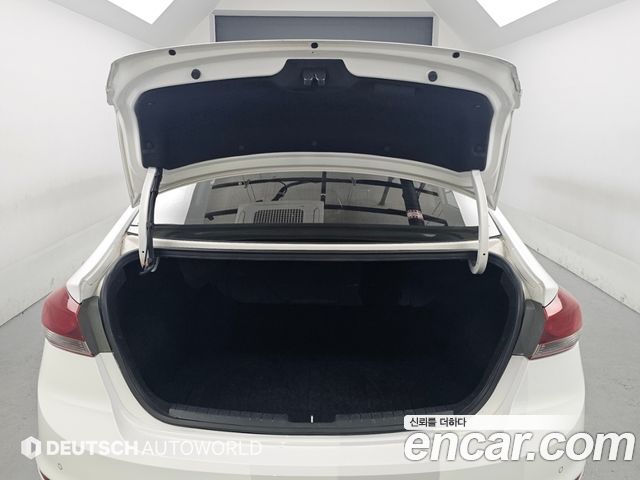 Hyundai AVANTE 2018 — photo 19