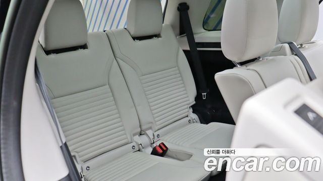 Land Rover Discovery 2023 — photo 12