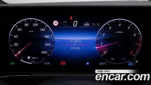 Mercedes-Benz GLA-Class 2026 — photo 8