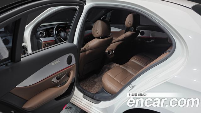 Mercedes-Benz E-Class 2021 — photo 17