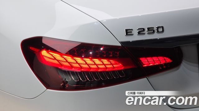 Mercedes-Benz E-Class 2021 — photo 9