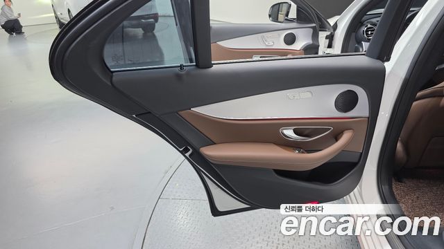 Mercedes-Benz E-Class 2021 — photo 15