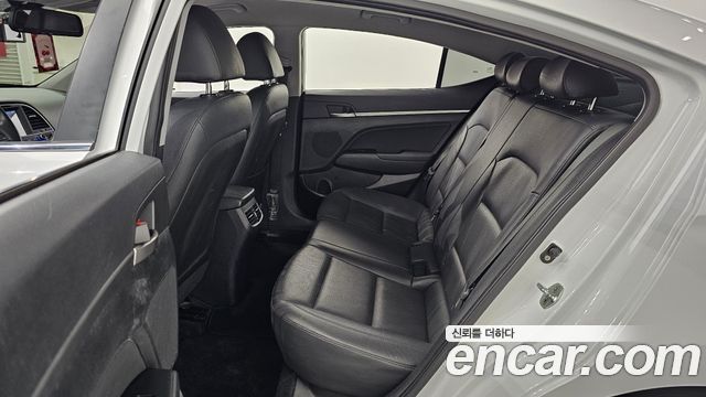 Hyundai AVANTE 2016 — photo 12